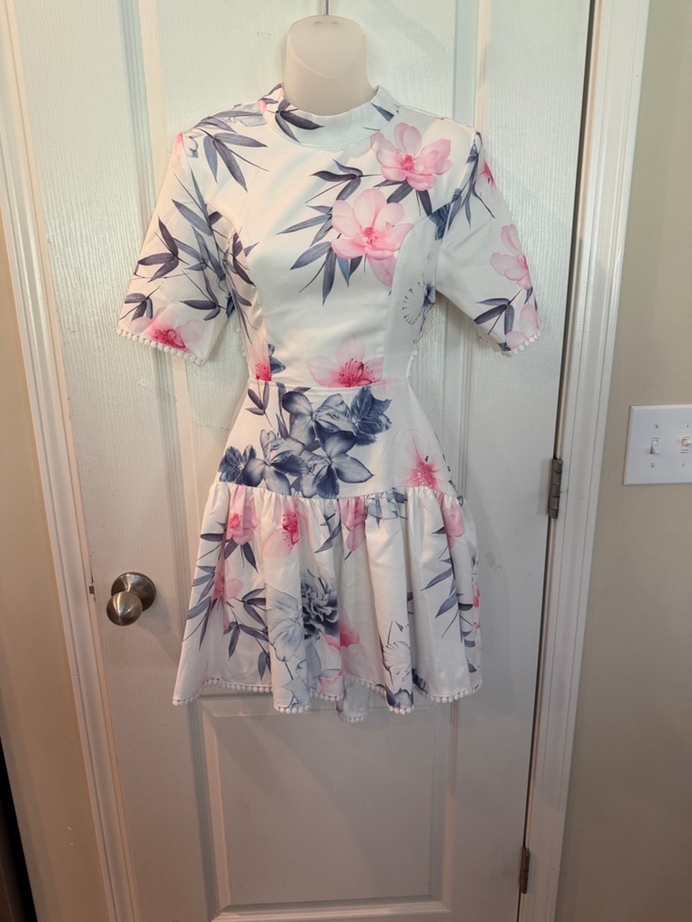 🩷White, Pink, and Blue floral Mini dress from Hello Molly

💙🌸Size 10